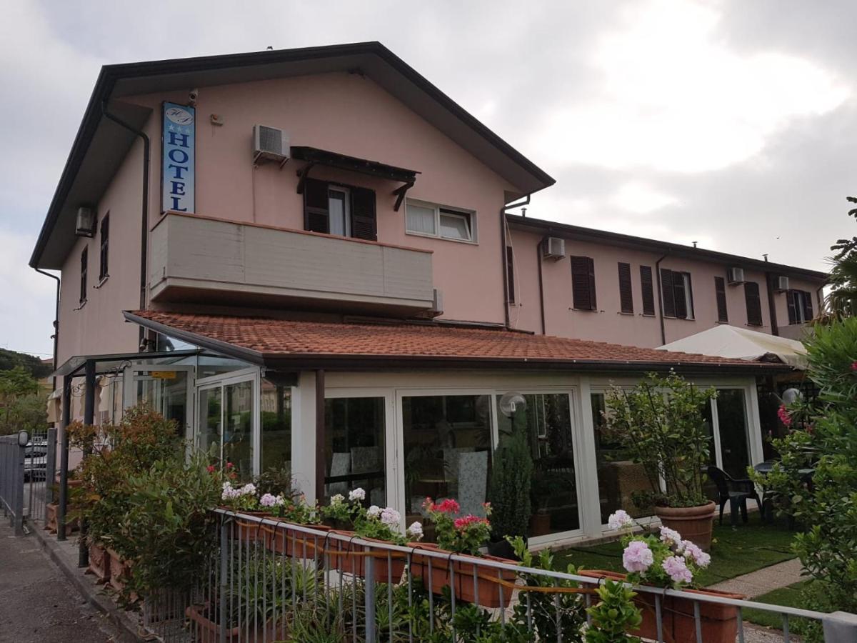 Hotel Patrizia Marina di Massa Exterior photo